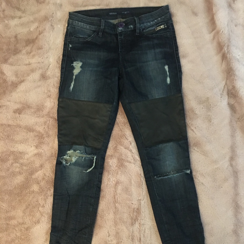 Ripped Guess jeans with leather patches